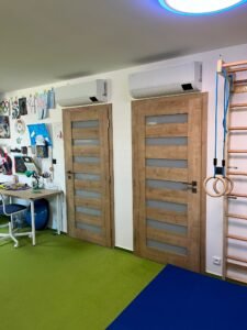 dvě klimatizační jednotky v jednom z pokojů rodinného domu v Moravské Nové vsi