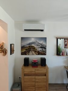 klimatizační jednotka v místnosti