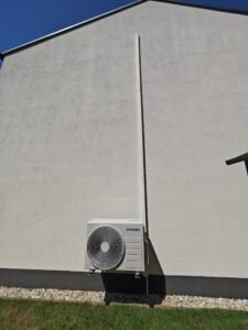 bílá klimatizace značky Samsung na budově