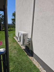 bílá klimatizace na zdi RD v Ostravě