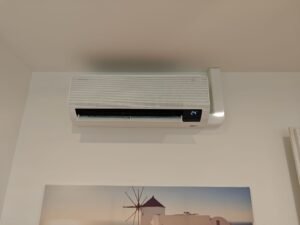 detailní pohled na klimatizační jednotku v místnosti rodinného domu v Ostravě