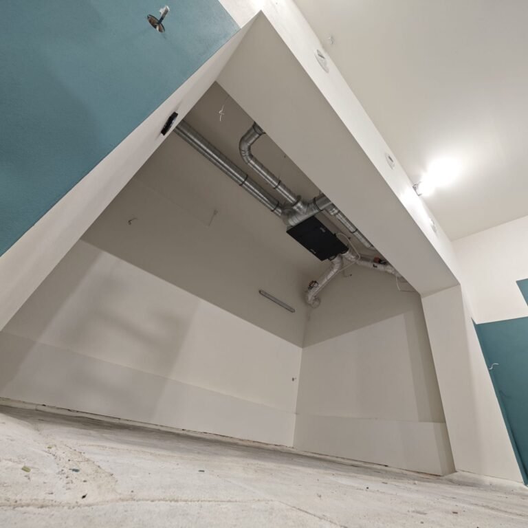 spodní pohled na namontovanou vzduchotechniku