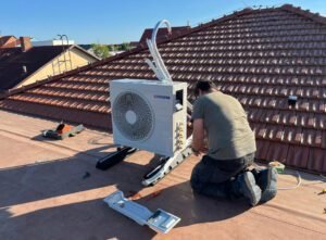 člen Nanto týmu pracující na střeše