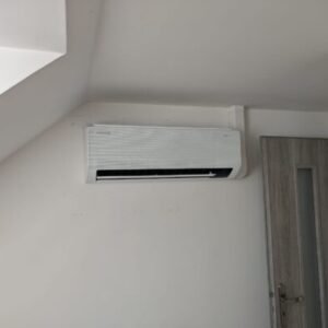 klimatizační jednotka v jednom z pokojů rodinného domu