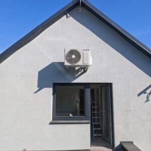 pohled na připevněnou klimatizaci na fasádě rodinného domu