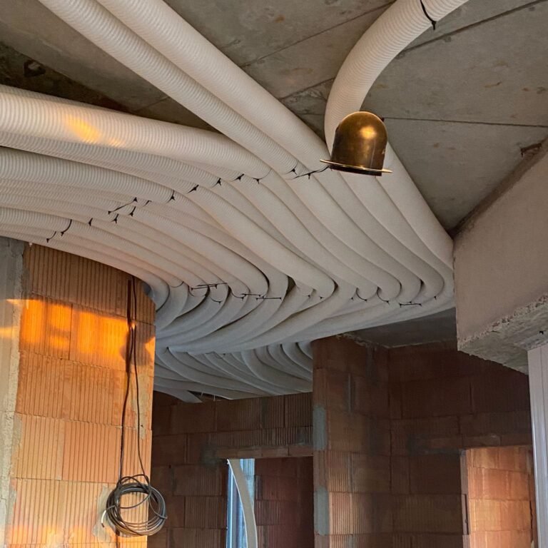 trubky pro rekuperaci na stropě