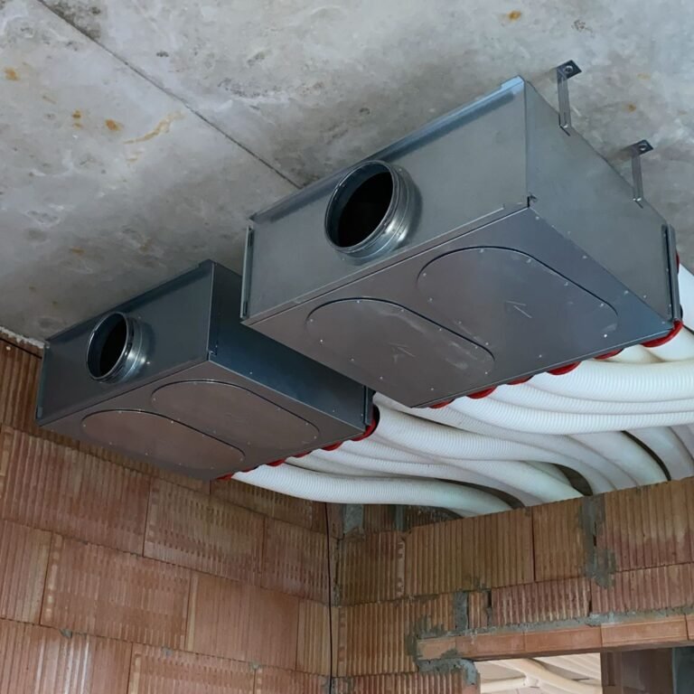 rekuperační jednotka na stropě rodinného domu