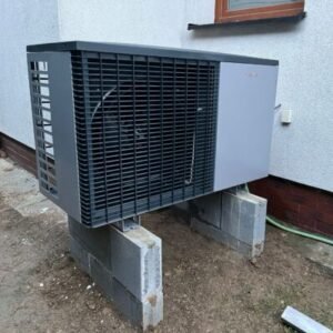 jednotka pro tepelné čerpadlo stojící venku