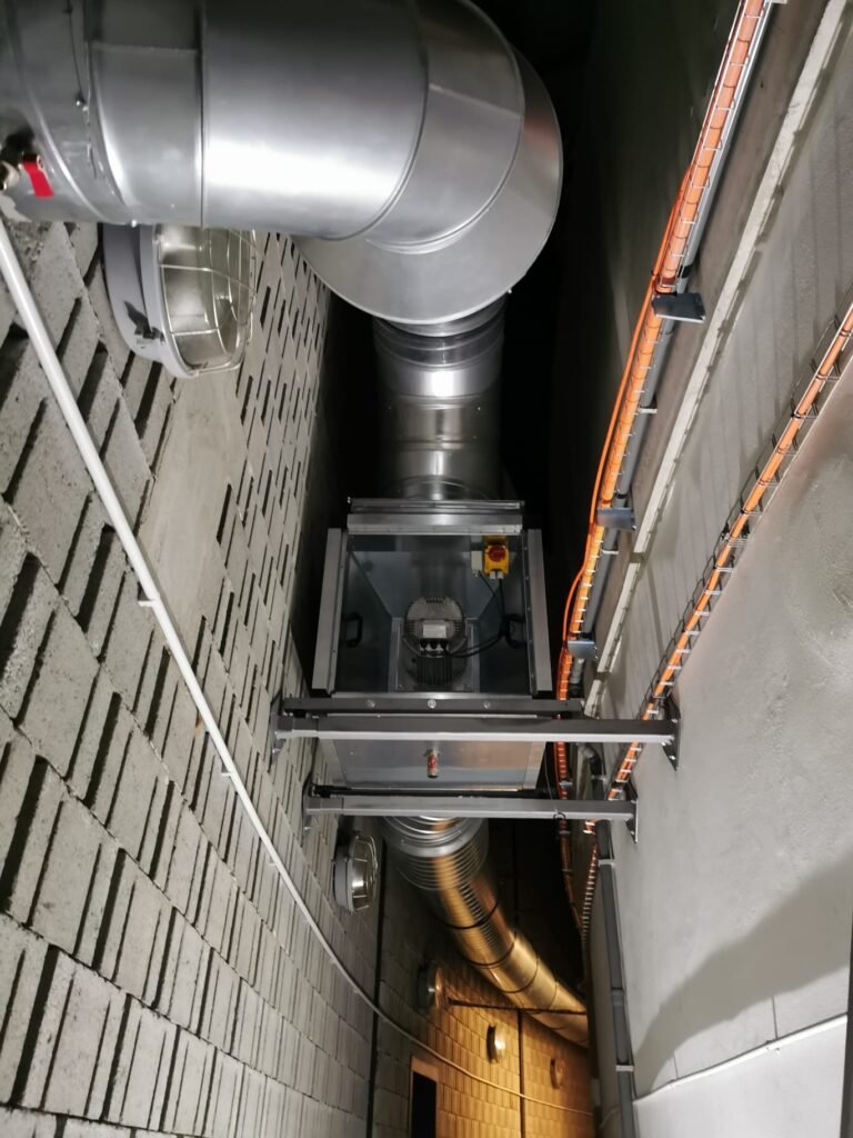 trubky vinoucí se chodbou