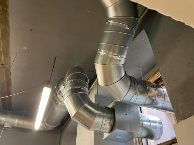 trubky pro vzduchotechniku v restauraci v Českém Těšíně
