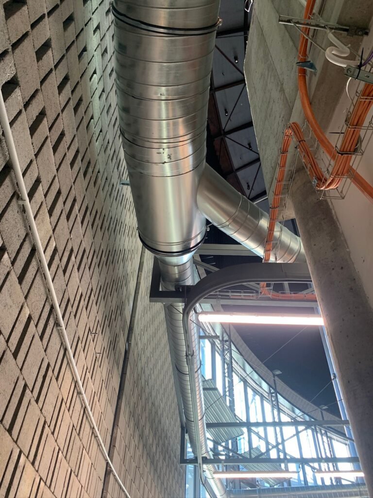 spodní pohled na vzduchotechniku v gongu