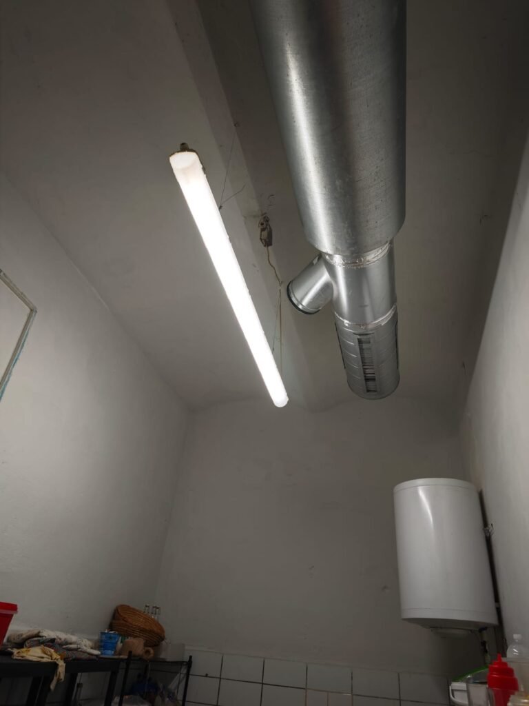 trubka pro vzduchotechniku na stropě restaurace Radegastovna
