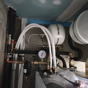 trubky vedoucí k tepelnému čerpadlu