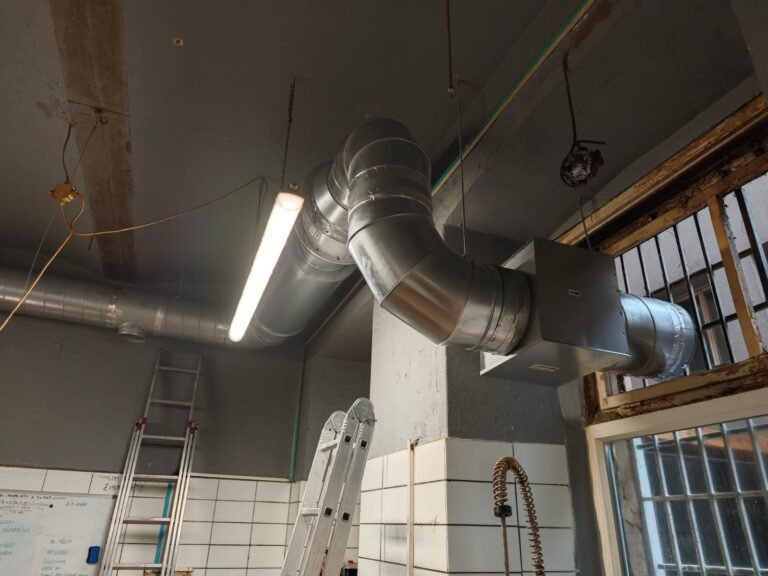 trubka pro vzduchotechniku vedoucí oknem ven