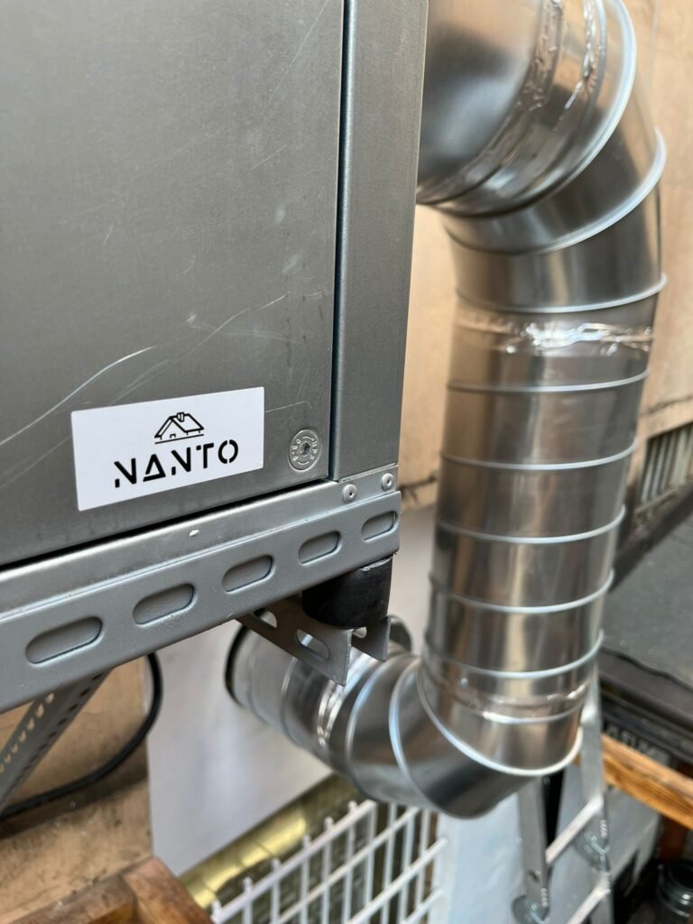 detailní pohled na logo firmy přilepené na venkovní jednotce pro vzduchotechniku