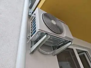 pohled na namontovanou klimatizaci zespodu