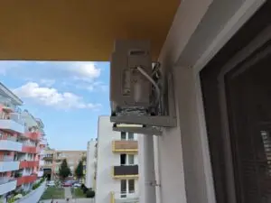 pohled na namontovanou klimatizaci z boku