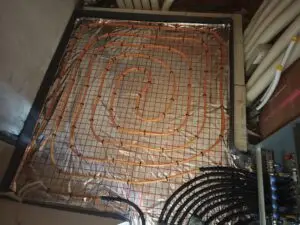 podlahové vytápění s oranžovými trubkami v rodinném domě v Komorní Lhotce