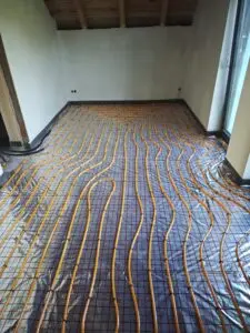 ukázka nataženého podlahového topení v jedné z místností rodinného domu v Komorní Lhotce