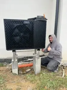 muž připojující tepelné čerpadlo