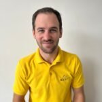 muž ve žlutém tričku s logem firmy Nanto